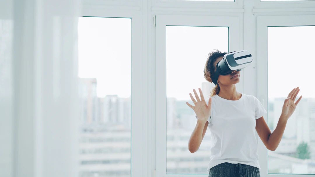 VR 헤드셋을 착용한 사람